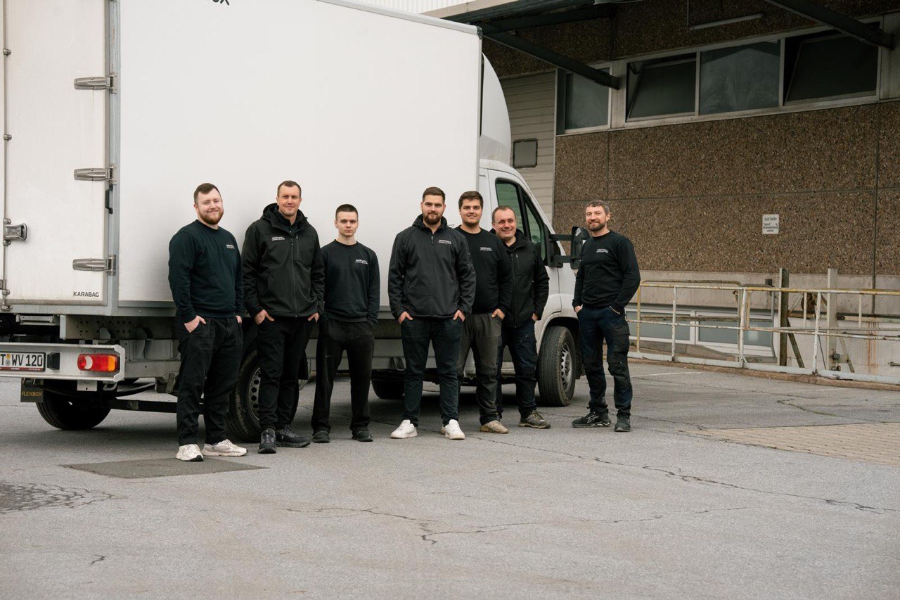 Das Wertvoll Team vor dem Einsatzfahrzeug in Bielefeld